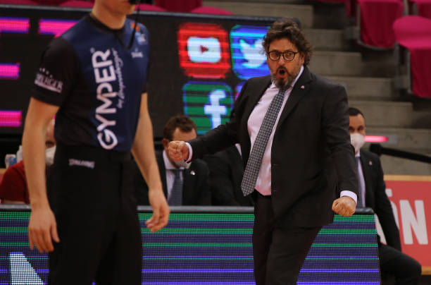 他的一举一 他的一举一