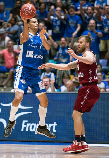 其中包括 其中包括