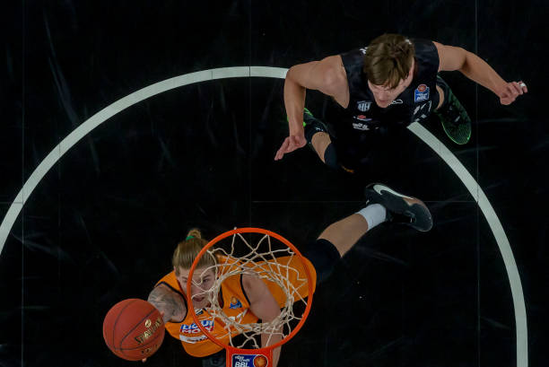 — @AdriaAlbets 来源：Barça Universal突发消息：佩德里看起来并未受伤。他刚刚从记者面前走过，甚至没有一瘸一拐的迹象。